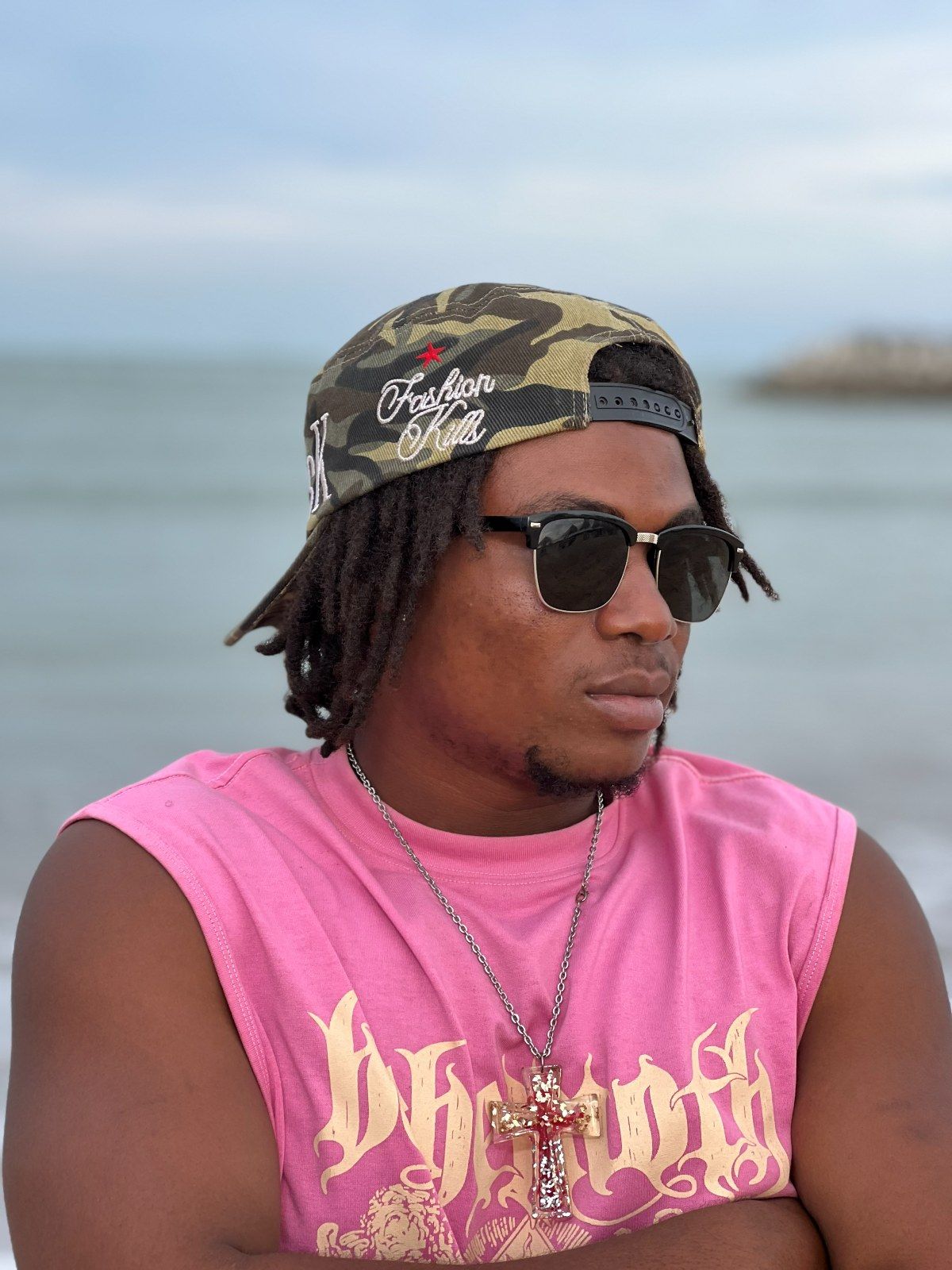 OIM THUG, t-shirt rose et casquette camouflage